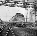 168258 Afbeelding van een electrisch treinstel mat. 1957 (Benelux, Hondekop) van de N.S./N.M.B.S. bij aankomst op het ...